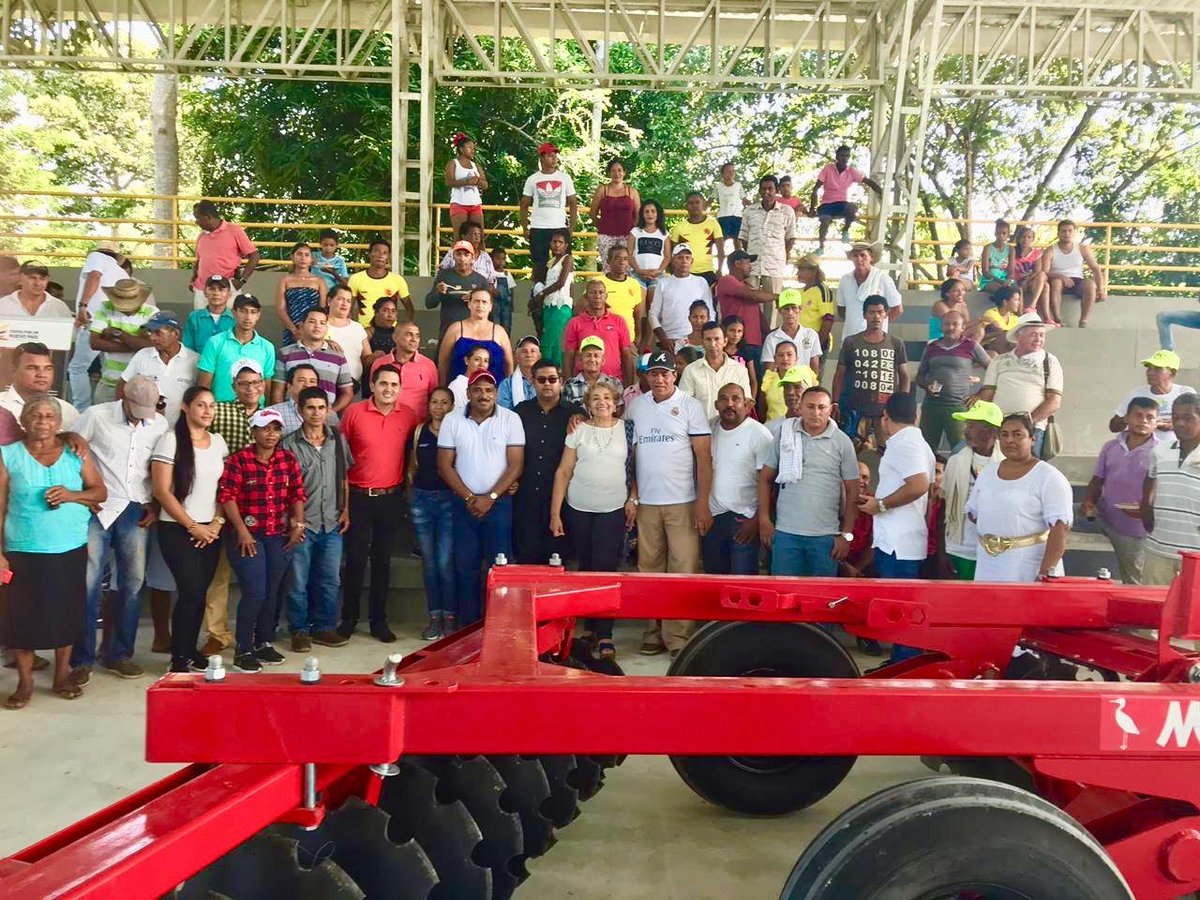 UnidadVictimas's tweet photo. 📷| Un tractor y sus complementos agrícolas entregó @UnidadVictimas en el corregimiento de #Poponte en #Chiriguá. La inversión en estos elementos de usos colectivos, alcanzan los $300 millones. #UnidosPorLasVíctimas. https://t.co/laJ4m6WLw5
