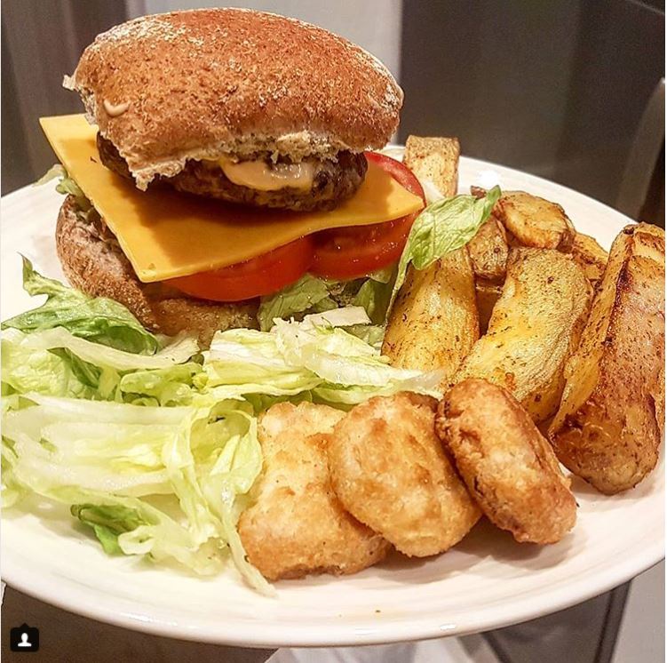 SlimmingWorld's tweet image. Don't let anything stop you from hitting your #Slim4Xmas wish! #SlimmingWorld member KT_slimmingworld800 on Instagram satisfies her fast food cravings by whipping up a #fakeaway over a takeaway - looks delicious!