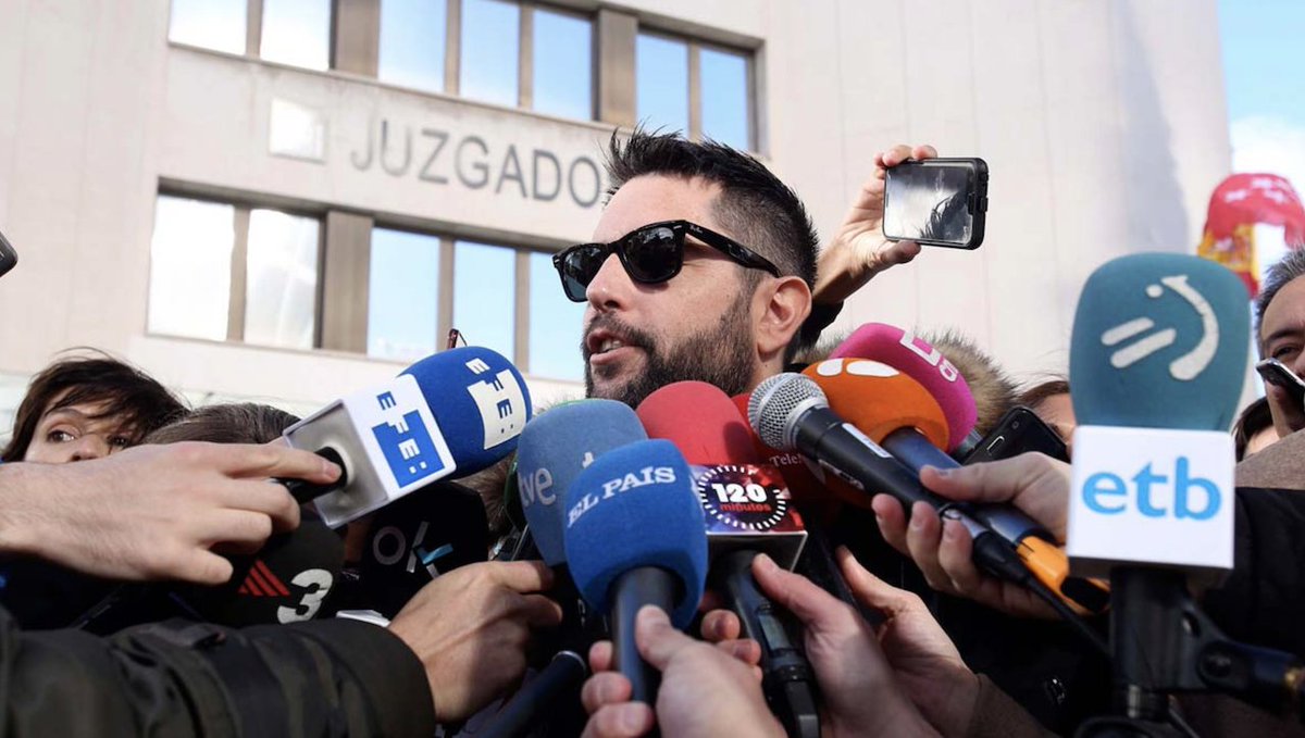 elmundotoday's tweet photo. La bandera de España acude con un collarín y en silla de ruedas al juicio contra Dani Mateo https://t.co/iifDiWbVP3 https://t.co/7zotYn99zU