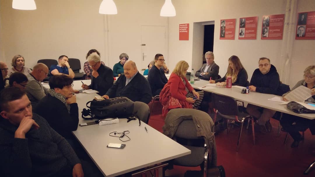 spd_ts's tweet photo. Pflege geht uns alle an - Pflegesenatorin Dilek Kolat stellt beim SPD Kreisvorstand das Berliner Pflege-Manifest vor.
#SPD #SPDTS #Schöneberg #Tempelhof #Pflege #Pflegemanifest #Pflegegehtunsallean @swobodzinski2 @ManuelaHarling @alexlovesmao https://t.co/eoFK6DV5fV