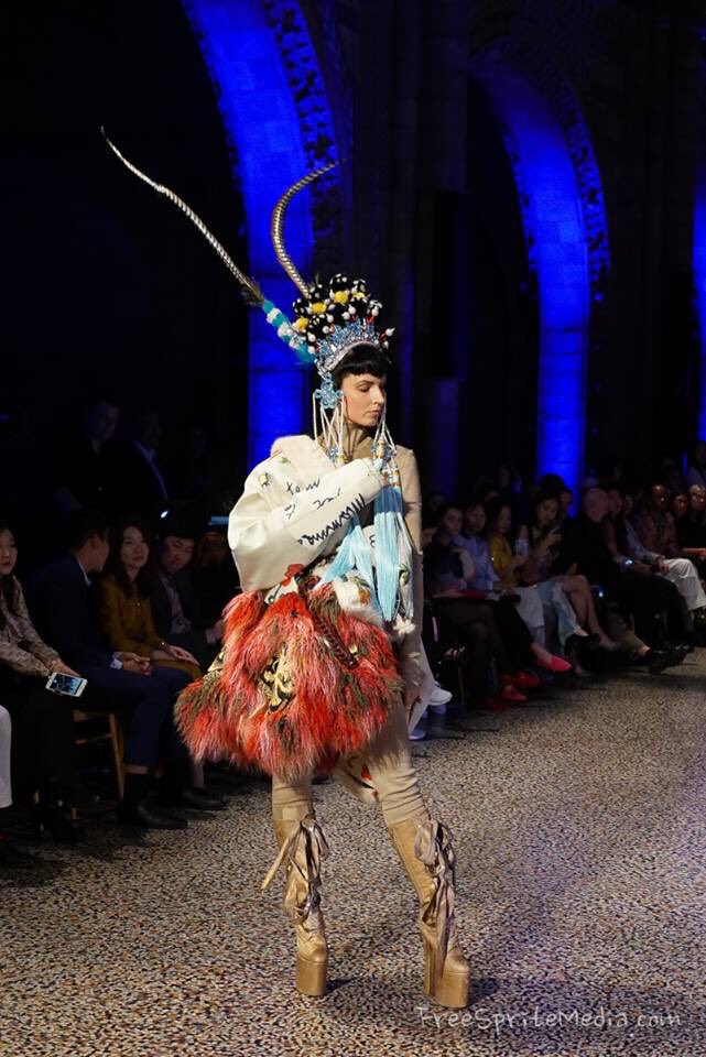 FreespriteMedia's tweet photo. Hu Sheguang’s #fashion show at London Natural History Museum on YouTube https://t.co/QLzXEFjPoB
#catwalk #fashiondesign #londonfashion #model #fashionmag #FashionTrends #Designer #chinesefashion @LondonFashionWk https://t.co/zMb7K3vaLc