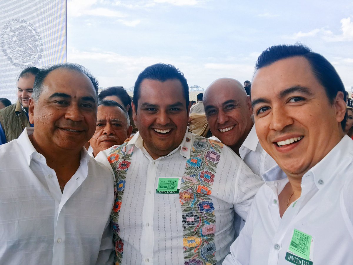 humbertodiaz22's tweet photo. Acompañando en la recta final a nuestro presidente @EPN y nuestro gobernador @HectorAstudillo en la entrega de una gran obra #AutopistaSigloXXI 👊🏻🇲🇽 #Acapulco #Guerrero https://t.co/uRXW4U7LO6