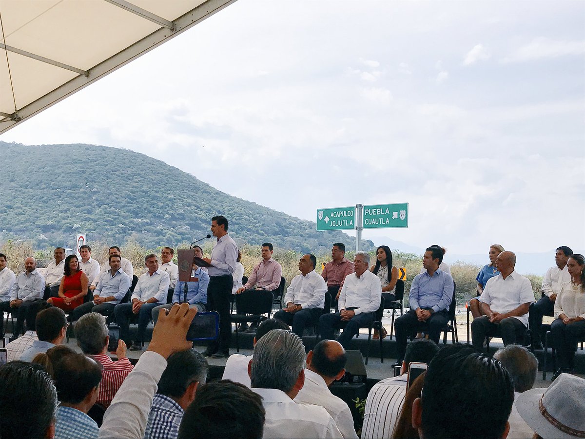 humbertodiaz22's tweet photo. Acompañando en la recta final a nuestro presidente @EPN y nuestro gobernador @HectorAstudillo en la entrega de una gran obra #AutopistaSigloXXI 👊🏻🇲🇽 #Acapulco #Guerrero https://t.co/uRXW4U7LO6