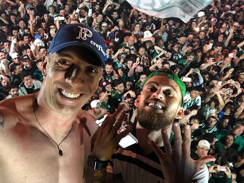 Fernando_Prass's tweet image. Quem diria em bode véio?! Depois de tanta confusão, tamo junto e comemorando um título! Bem vindo a família!