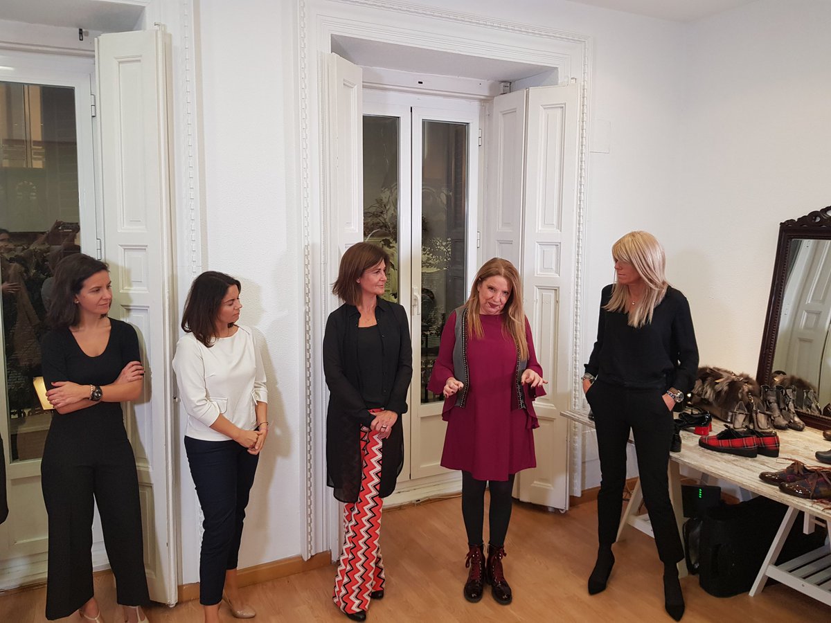CodicStyle's tweet photo. #tallerCodiC #codicstyle #yoalfombraroja @saranavarroshoe @MAPdeZabalza @cuquirruki https://t.co/4MLXVdFThO