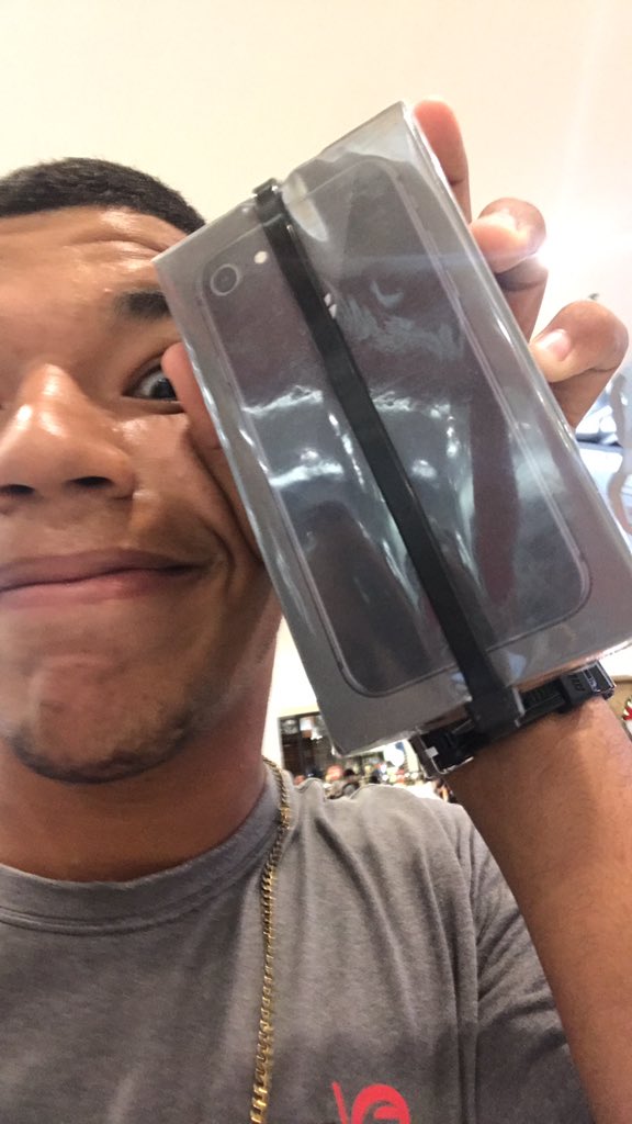 rhuansouza017's tweet image. BOA TARDE SÓ PRA QUEM GANHOU UM IPHONE 8 NA MÁQUINA DE PEGAR CELULAR DO SHOPPING