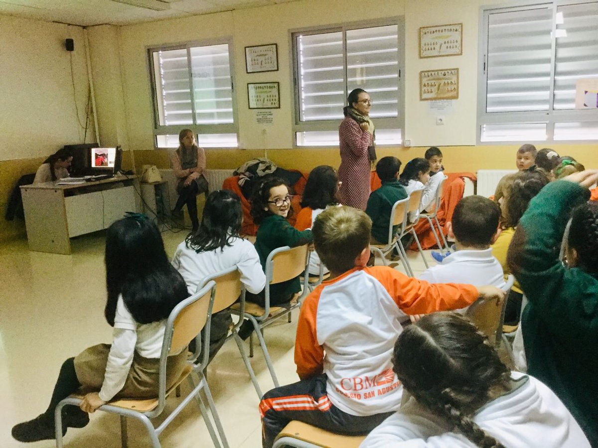 CSAcooperativa's tweet photo. Hoy hemos trabajado la igualdad de genero. Los alumnos de 4º de Primaria han llenado el cole de carteles contra la violencia de género y gracias al CAVI, 1º y 2º han disfrutado de un maravilloso cuentacuentos para sensibilizarnos aún más sobre el tema @fuentealamo https://t.co/PJ3pdtuxWf