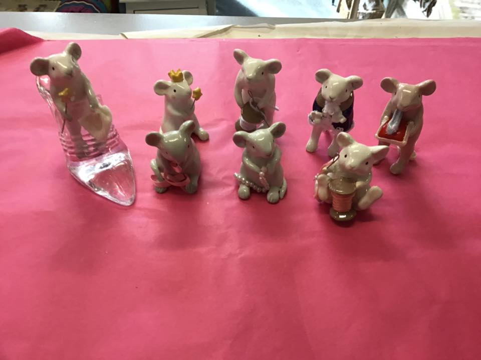 malcolm59084286's tweet image. Some of the Blenheim Palace Christmas display mice created by Siena in @PotsPaws