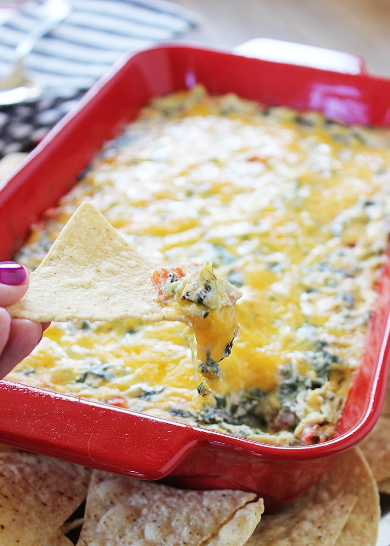 splendidamy's tweet photo. Hot and cheesy spinach artichoke dip is the perfect recipe to make for holiday entertaining! #ad #dairyamazing https://t.co/svhCp90vQz https://t.co/ej46526rV5