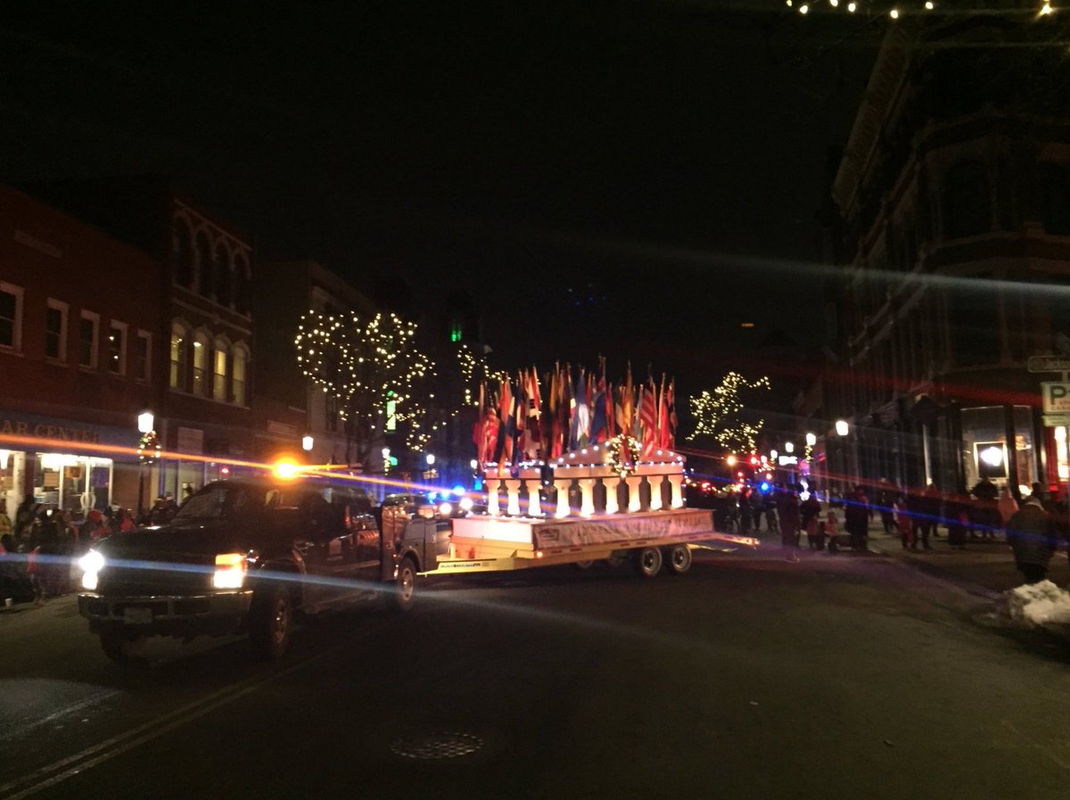 middlesex_cc's tweet photo. Last weekend, MCC participated in @CityofLowellMA's 30th Annual City Of Lights Holiday Parade, winning the Best Use of Theme award – our first prize! Students and faculty dressed up as characters from Shakespeare's "Romeo and Juliet," complete with sword fighting! #myMCC #MCCpath https://t.co/wBCBI1z9wE
