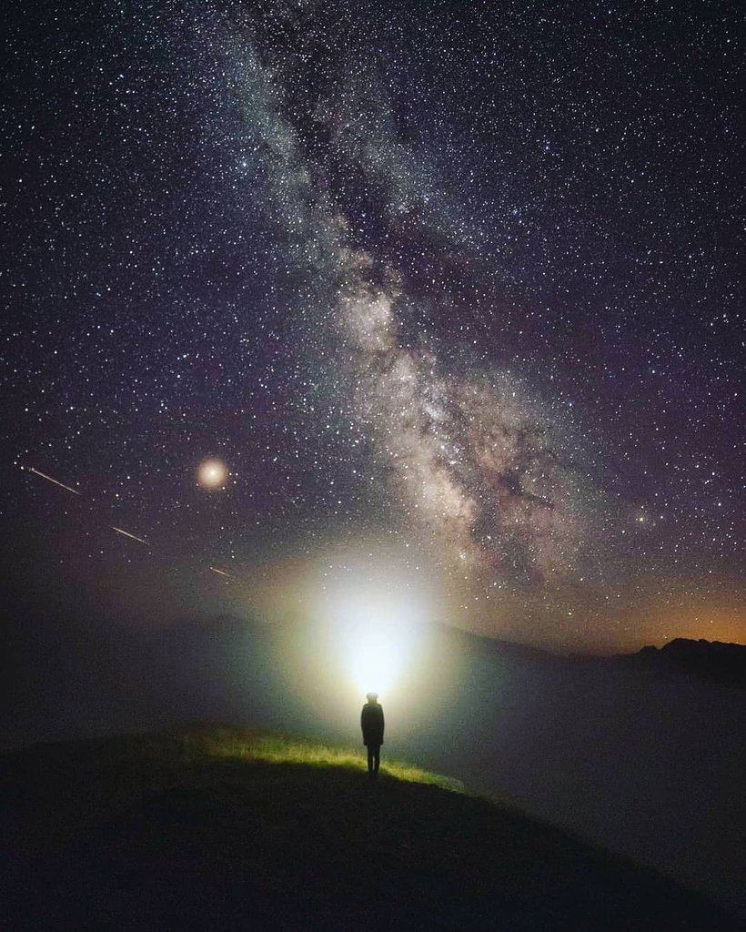 Nous vous souhaitons une belle semaine, les pieds dans la neige et la tête dans les étoiles ❄️🌠

📷 : <a href="/nathanpyr/">Nathan Birrien</a>
📍: Col du Portet,<a href="/saintlary/">Saint Lary</a>