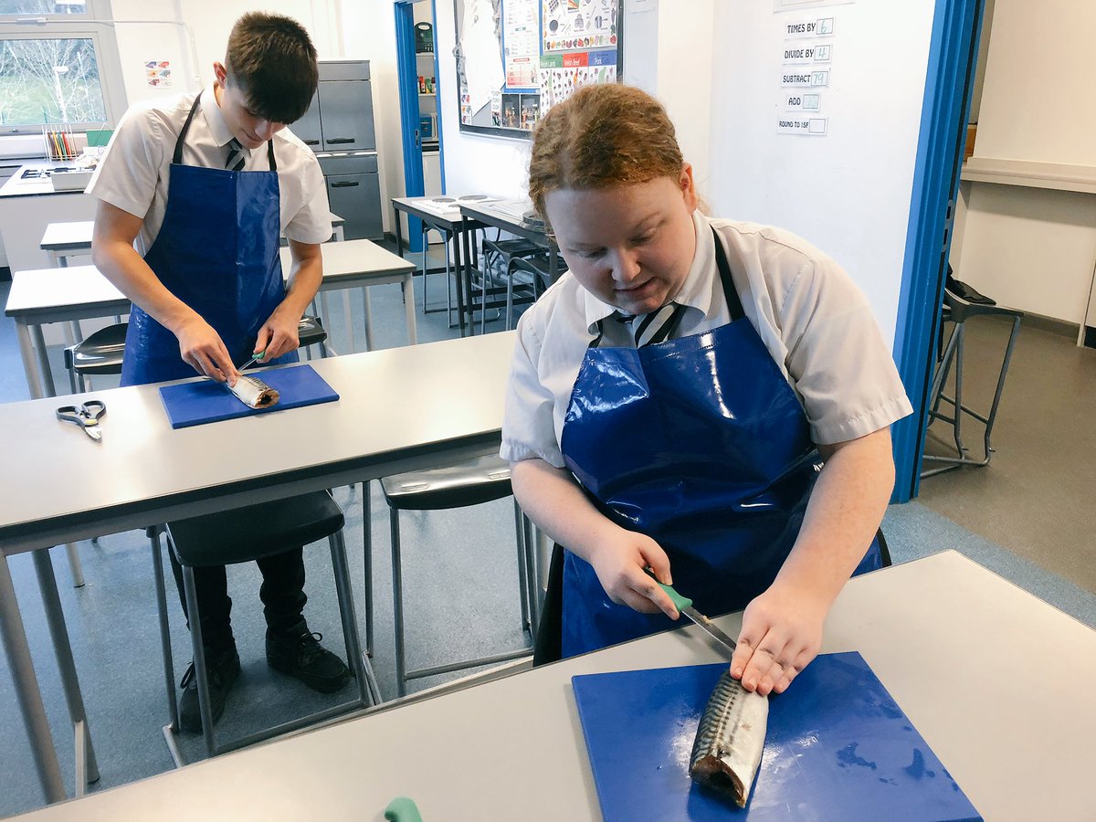 HomeEcDept's tweet photo. Year 10 have been demonstrating their fish filleting skills and impressing Mrs Smith whilst they’re at it! Good job year 10 🐟🐟🐟 https://t.co/wJ9QOGIn96
