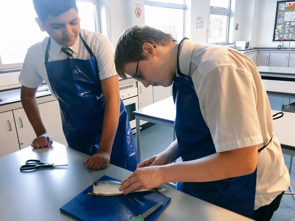 HomeEcDept's tweet photo. Year 10 have been demonstrating their fish filleting skills and impressing Mrs Smith whilst they’re at it! Good job year 10 🐟🐟🐟 https://t.co/wJ9QOGIn96