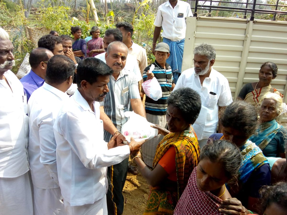 CitiLeo's tweet photo. தஞ்சை மாவட்டம் ஒரத்தநாடு ஒன்றியம், குலமங்கலம், வண்ணிப்பட்டு கிராமங்களில் தஞ்சை மாவட்ட செயலாளர் மற்றும் ஒன்றிய செயலாளர் கஜா புயல் நிவாரண உதவிகள் வழங்கியபோது...@rmmoffice @RmmThanjavur @rajinifans https://t.co/i12cNJD1x1