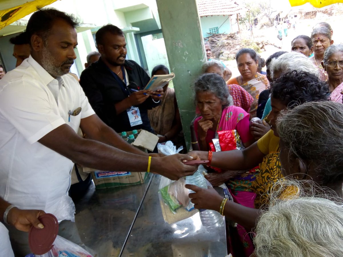 CitiLeo's tweet photo. தஞ்சை மாவட்டம் ஒரத்தநாடு ஒன்றியம், குலமங்கலம், வண்ணிப்பட்டு கிராமங்களில் தஞ்சை மாவட்ட செயலாளர் மற்றும் ஒன்றிய செயலாளர் கஜா புயல் நிவாரண உதவிகள் வழங்கியபோது...@rmmoffice @RmmThanjavur @rajinifans https://t.co/i12cNJD1x1