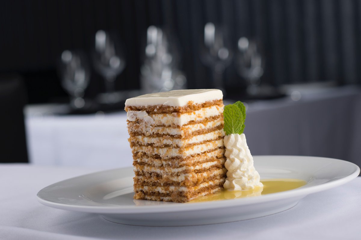 Is it me, or is this Monday already kinda rough? Maybe some sexy, sexy carrot cake pix will cheer us up: dcrefined.com/eat-drink/carr… #iwrotethis