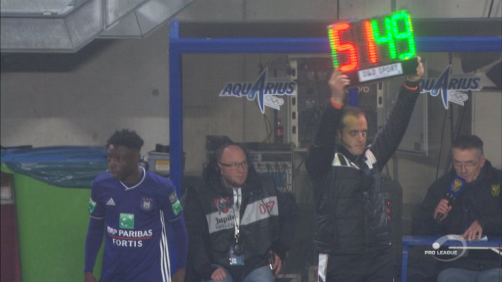 ChristiaensN's tweet photo. Nieuw in #JupilerProLeague: vierde scheidsrechter geeft voortaan ook balbezit mee. Alexandre Boucaut beet gisteravond de spits af in #stvvrsca https://t.co/4eK8O0LAIF