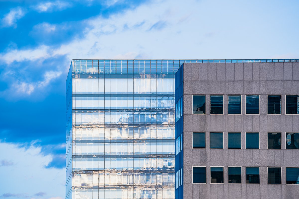 Bright and not so bright. Clayton, MO.
+
#clayton #claytonmo #stl #stlouis #abstractarchitecture #lookingup #contrast #yinyang #architecturalphotography #urbanlandscape