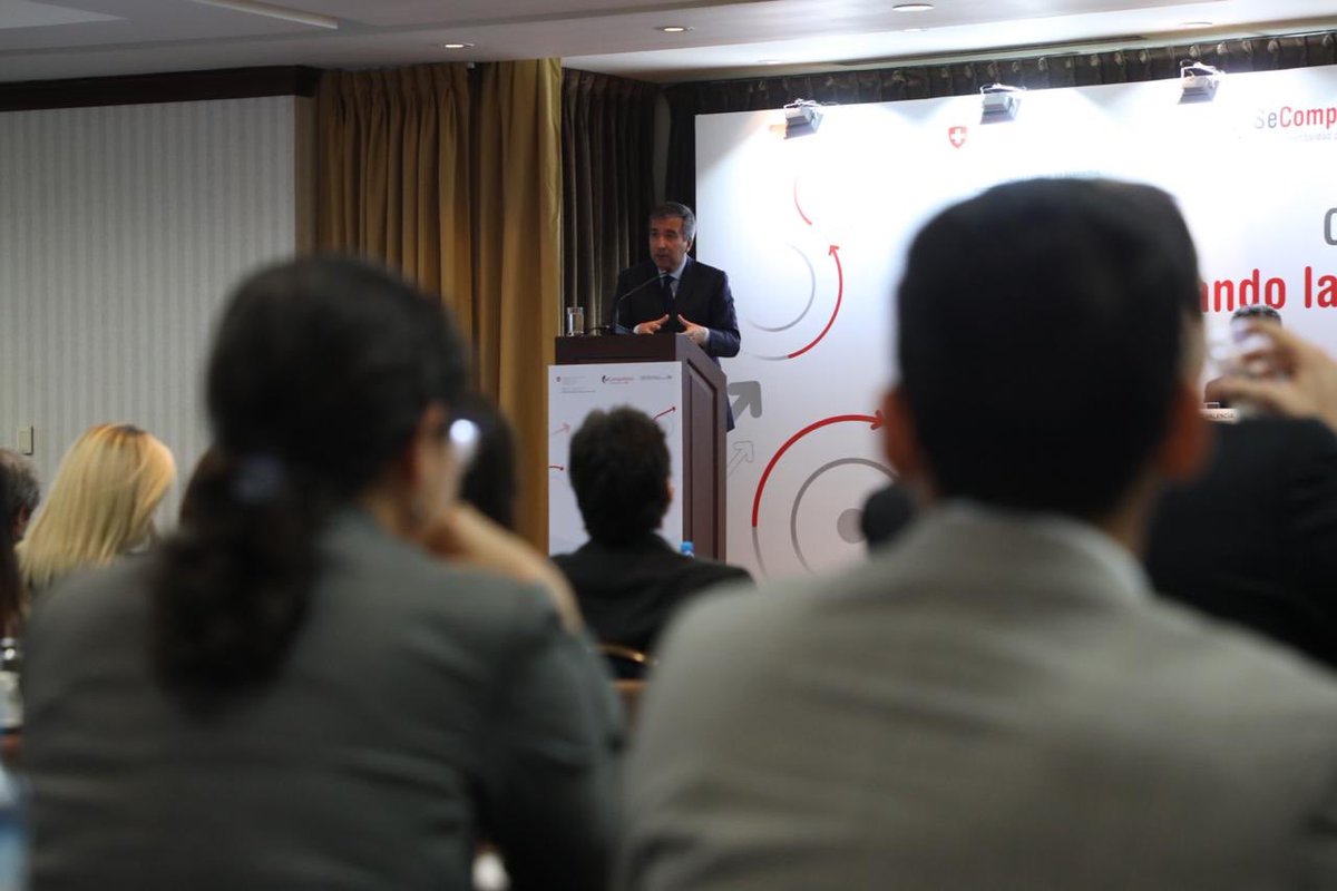 Ministro Raúl Pérez–Reyes participa en el conversatorio “Impulsando la competitividad del Perú”