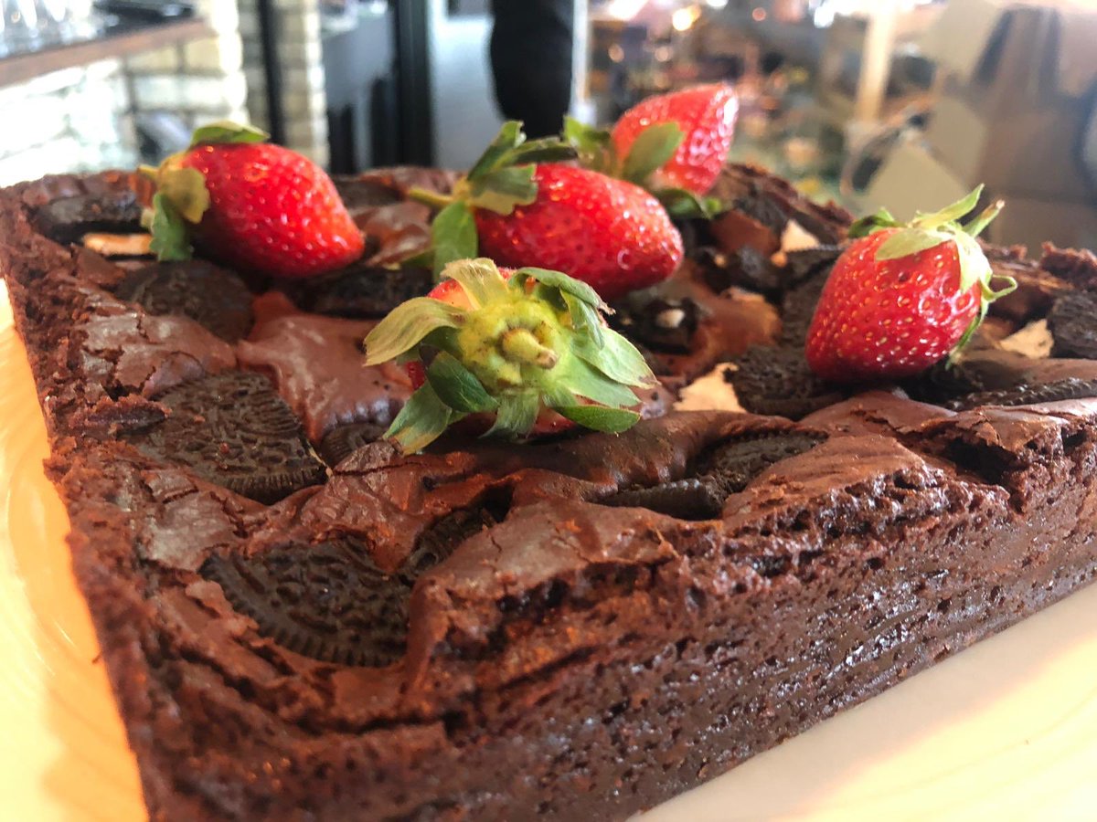 mustard_rye's tweet photo. Cold Mondays call for coffee and cake 😍 
Available all week at Mustard &amp; Rye and the @quaythree Pods! 
Oreo brownie &amp; Malteser brownie ❤️☕️🍰
We’re open from 5pm 🕺 #chocolatebrownie #yummy https://t.co/eEzZWoxDPq