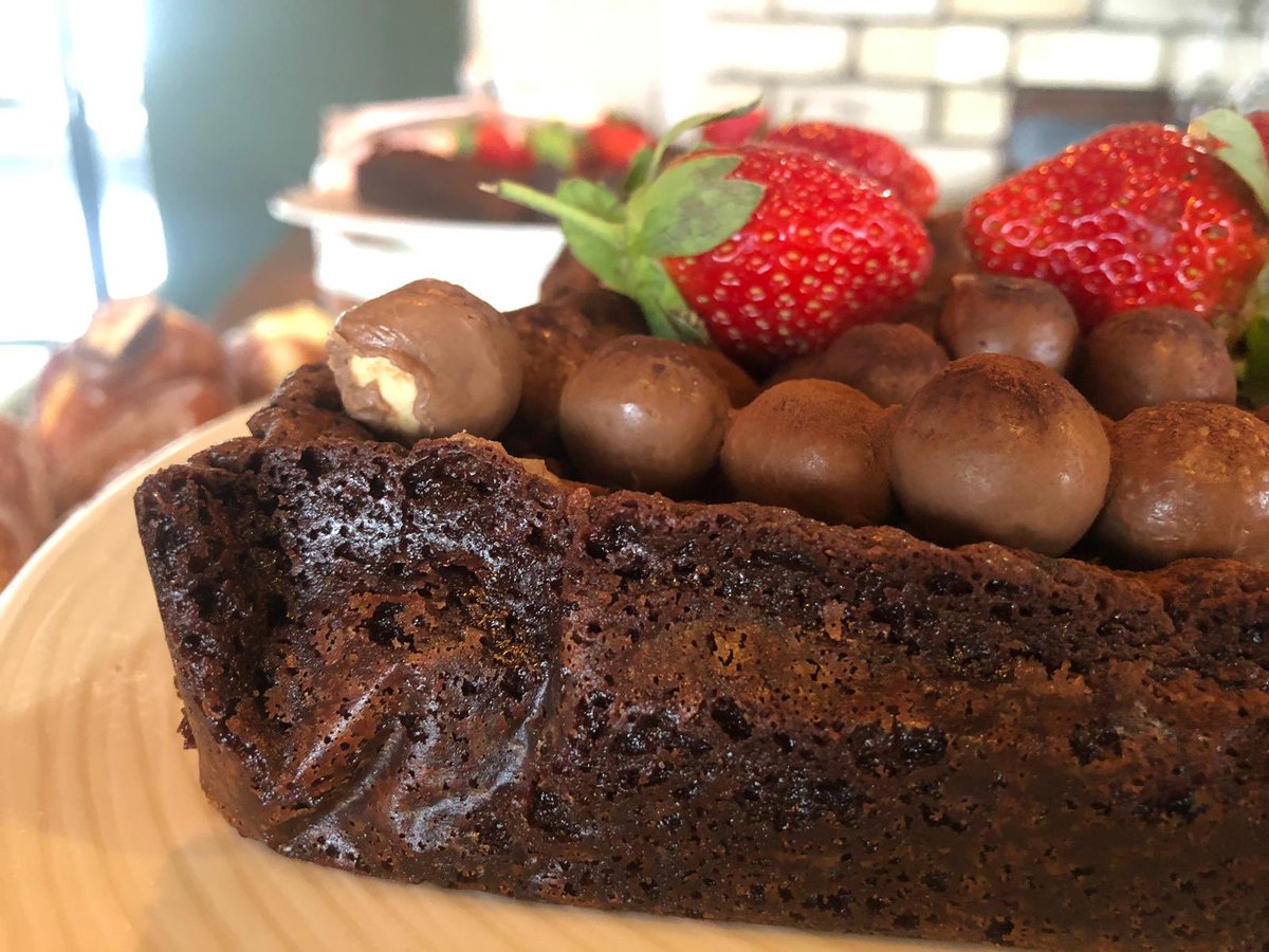 mustard_rye's tweet photo. Cold Mondays call for coffee and cake 😍 
Available all week at Mustard &amp; Rye and the @quaythree Pods! 
Oreo brownie &amp; Malteser brownie ❤️☕️🍰
We’re open from 5pm 🕺 #chocolatebrownie #yummy https://t.co/eEzZWoxDPq