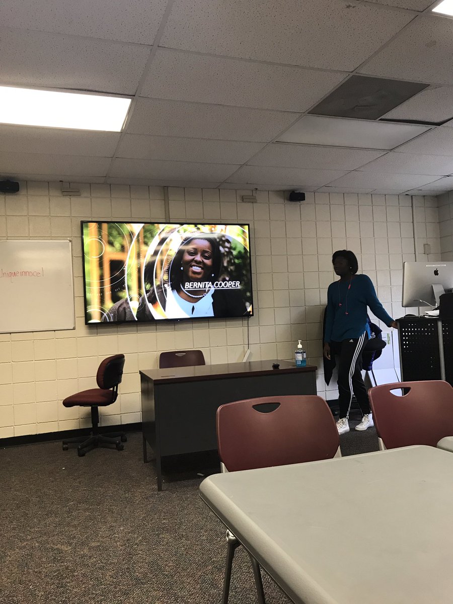Jessica87883439's tweet photo. Today @Uniquelyinnoce1 did a PowerPoint on Social Media Management after interviewing Ms. Bernita Cooper and she was very informative. https://t.co/D35fs5NtUa