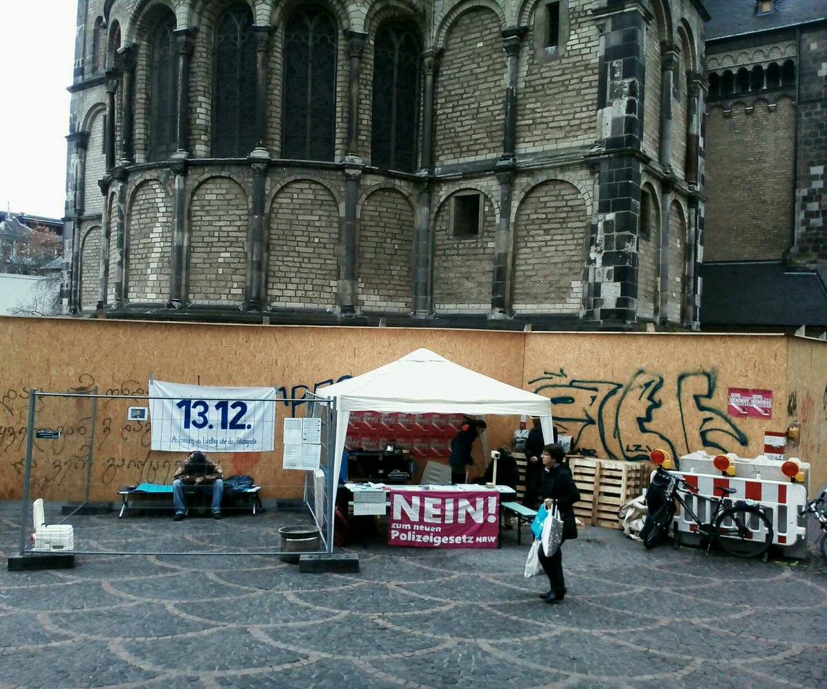 NopolgB's tweet photo. Die Aktionswoche hat begonnen! Im Zentrum #Bonns steht ein Käfig, in dem Menschen die Woche 24/7 ausharren werden. Frieren für die Freiheit.
Es wird Vorträge, Aktionen und eine Abschlusskundgebung, SO 12 Uhr geben. #Bonn zeigt Widerstand, kommt vorbei! #NoPolGNRW #PolGNRWstoppen https://t.co/fPo4FiYllP