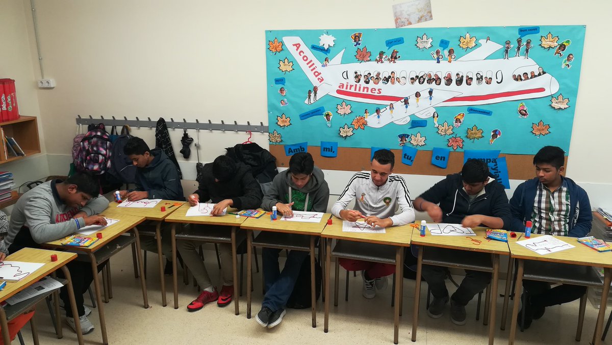 LestonnacBDN's tweet photo. Els nois i noies de l'Aula d'Acollida de Secundària van recorrent camins, revivint instants i teixint sinèrgies amb #EnTransit de la mà de la Tània de la l' @AssociacioJIS https://t.co/0LVtCTVqsf