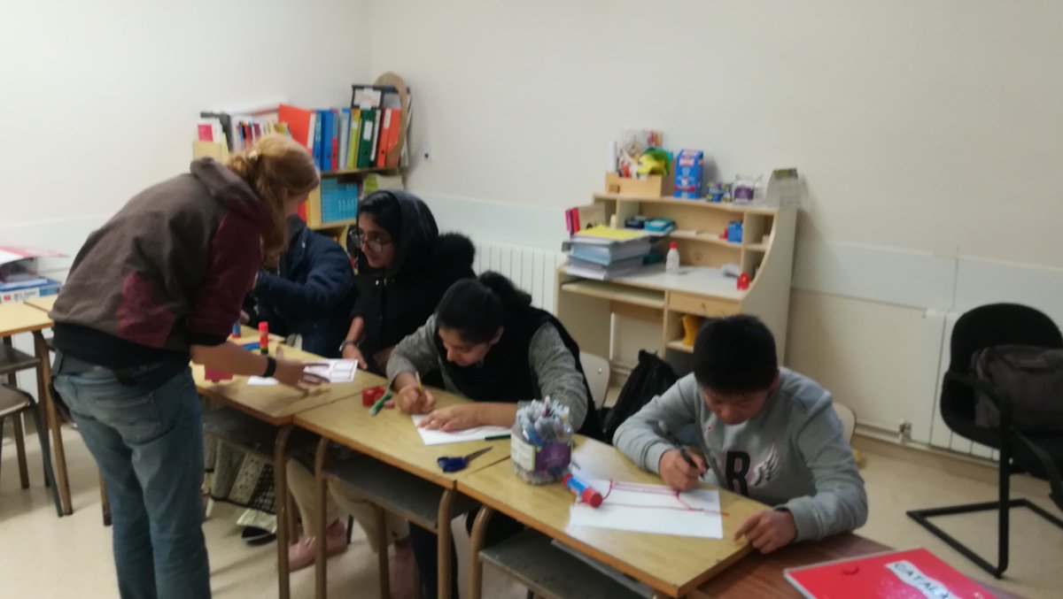 LestonnacBDN's tweet photo. Els nois i noies de l'Aula d'Acollida de Secundària van recorrent camins, revivint instants i teixint sinèrgies amb #EnTransit de la mà de la Tània de la l' @AssociacioJIS https://t.co/0LVtCTVqsf
