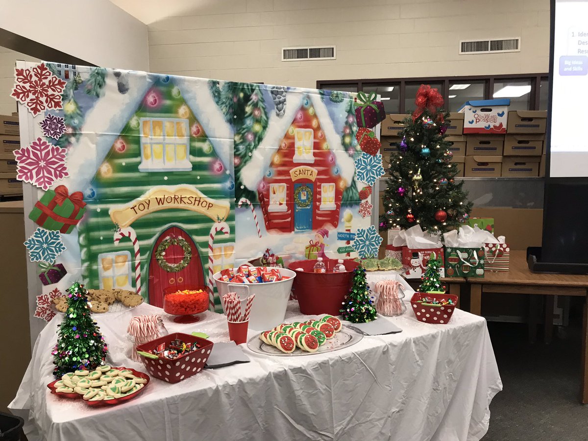 HumbleISD_ESE's tweet image. Elves came to ESE this morning to help us design integrated units! #BackwardDesign #HumbleISDJOY @lifes_a_beach15 @ESE_House_of_Pi