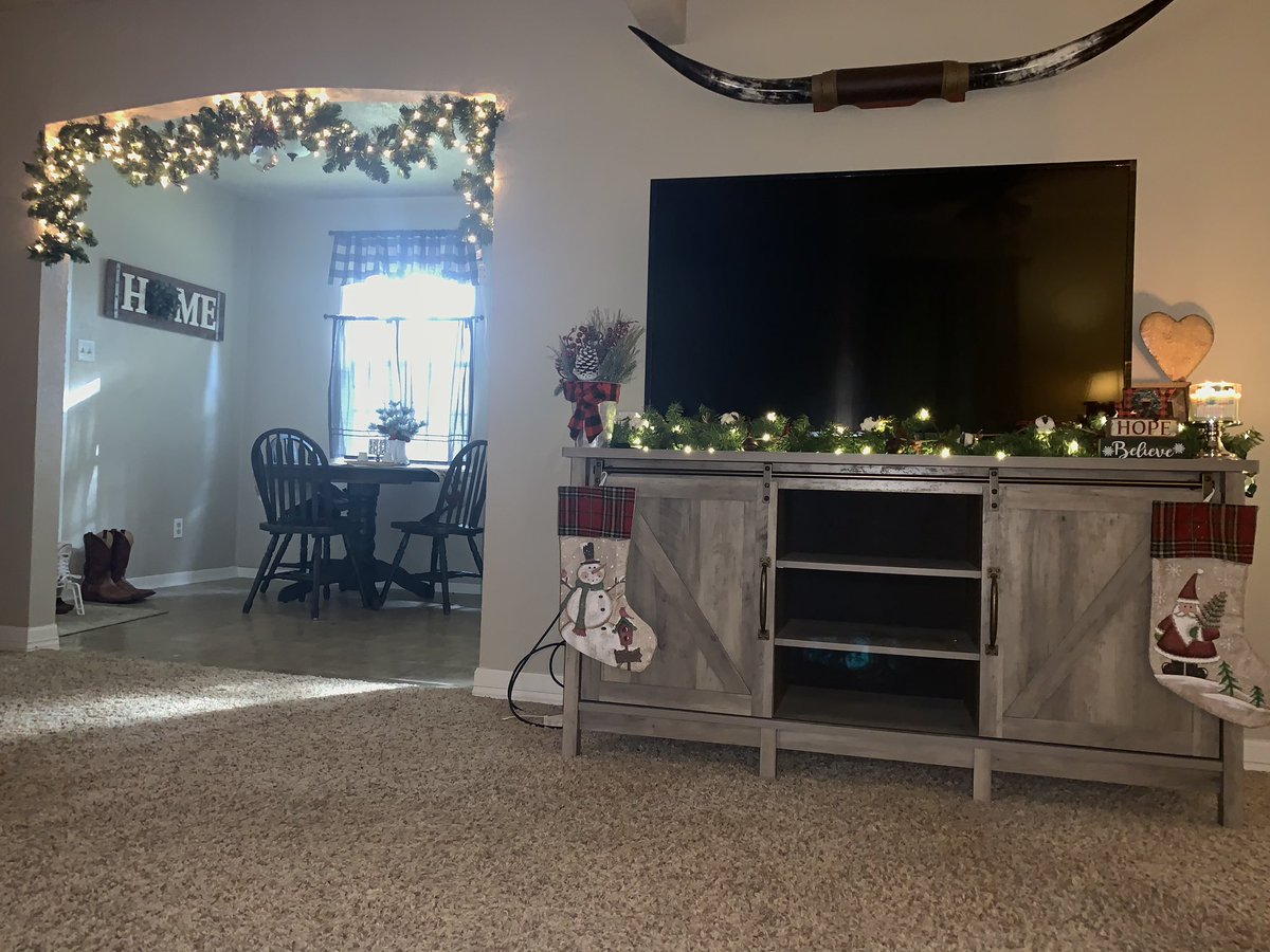HaleyForse's tweet image. Mine and Matthew’s house during Christmas is absolutely adorable!😍🎁🎄⛄️