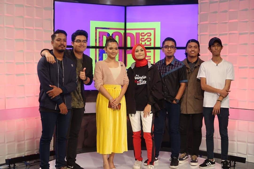 Emeer_Iskandar's tweet photo. Thanks #PopTVExpressNTV7 #FeelGoodShow7 and #UtusanOnline sebab sudi jemput and beri peluang Maynine promosikan new single 'Tak Kuasa' semalam. Thanks jugak for those who watch yesterday !! First picture with the georgous and awesome host #AziraShafinaz and #NisaKay π€π https://t.co/MeUeish5WE