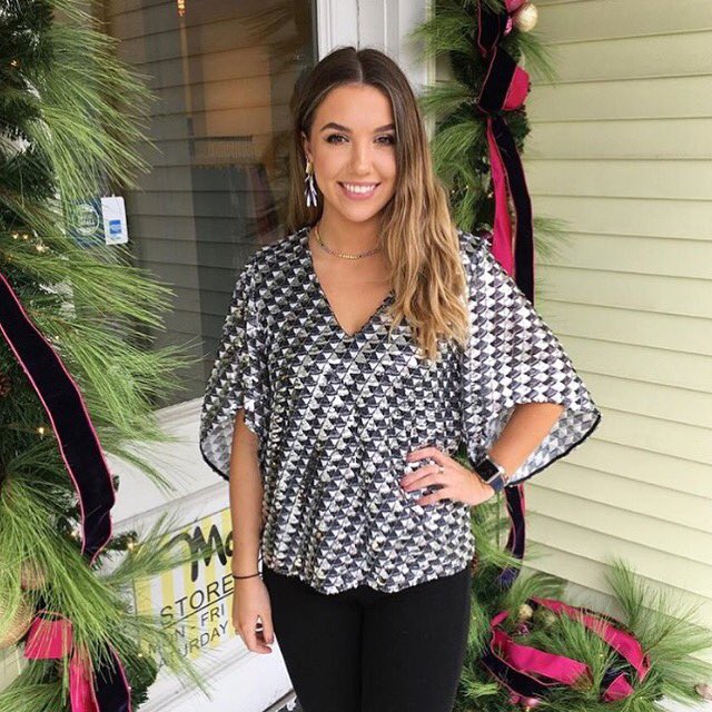 MonkeesofLville's tweet image. Make a statement this holiday season! ✨ This sequin blouse is our favorite party top! #ootd #sparkle #sequintop #partytop #shoplocalky