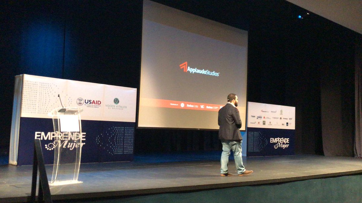 VocesVitalesSV's tweet photo. Así iniciamos Emprende Mujer 2018 "La mujer en la transformación digital"/ Palabras de Laurie de Freese Directora en funciones de @USAIDES/ Palabras de Directivas de VVES / Plenaria 1 a cargo de Darwin Romero Co fundador @applaudostudios #emprendemujer2018 #vves #ElSalvadorEsMas https://t.co/gSofEDWCnm