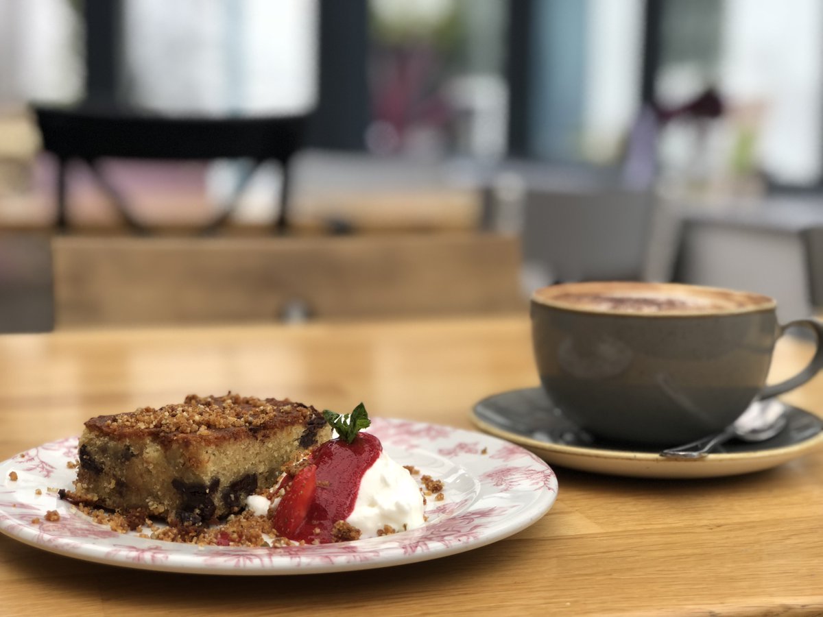 thebarefoodco's tweet photo. Keeping your Monday going the right way - can't beat a good cup of coffee and cake to brighten up your day 🍰☕

#thebarefoodco https://t.co/6GIrOgAxer