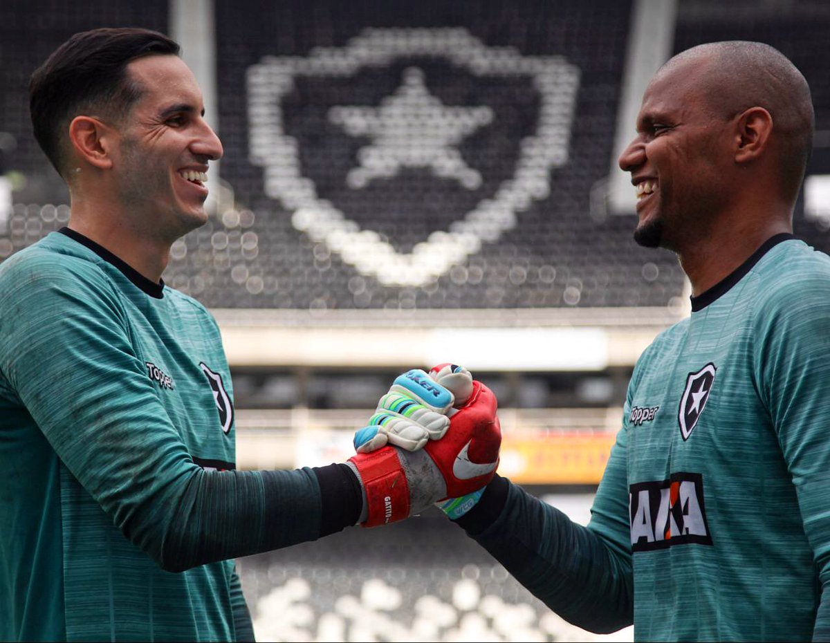 Todos te conhecemos como um grande goleiro. Mas somos poucos os que temos o previlégio de compartilhar com você é te conhecer como grande ser humano que você é. A sua história é única e ninguém pode apagar.   #ObrigadoJeff <a href="/Botafogo/">Botafogo F.R.</a>     

📸  <a href="/foto_vitorsilva/">Vítor Silva</a>