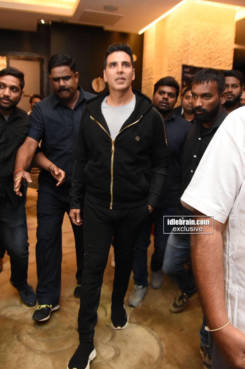 TamilAkkians's tweet photo. #2Point0Promotions at Hyderabad - @shankarshanmugh @akshaykumar @rajinikanth
#2Point0PromotionsInHyderabad #2point0PressMeet #2Point0FromThursday #2Point0 #Khiladi #ThalaAkshay #Thala #ThalaAkshayKumar #2Point0FromNov29 #2point0Filter #Rajinikanth #2point0RajiniAkkiFansBond https://t.co/QS9Zc2phA7
