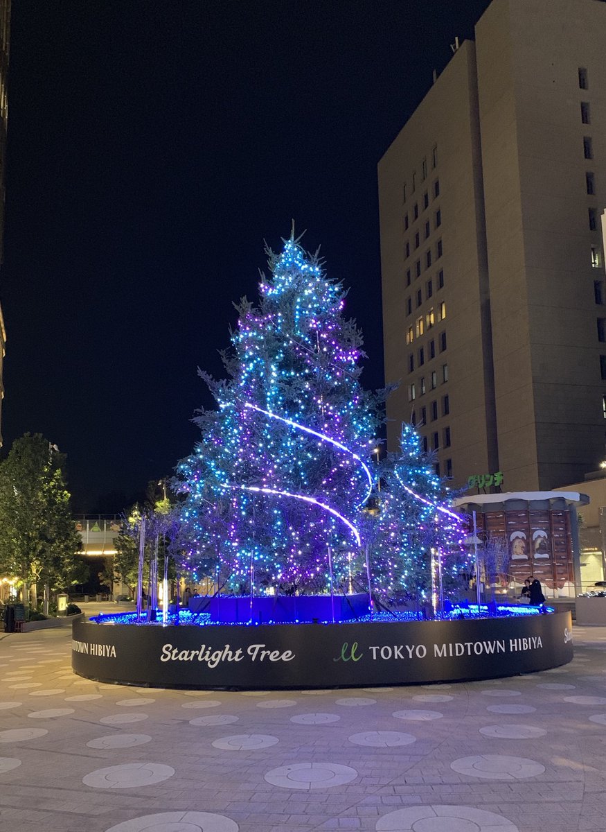 We love Christmas lightings in #Japan. 

Left one is in front of #PeninsulaTokyo. Right one is in front of #TokyoMidTownHibiya.