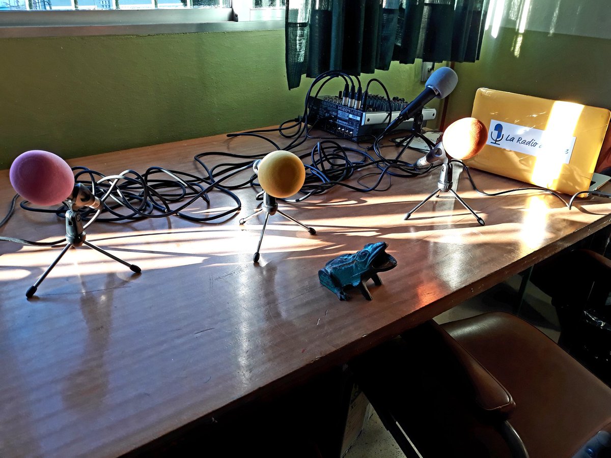 radiodelcole's tweet photo. Hoy se nos ha colado una rana en clase. Hemos hablado de juegos populares #podcast #radioescolar https://t.co/6XC5Lk7Yxv https://t.co/U4sqSn6Xou