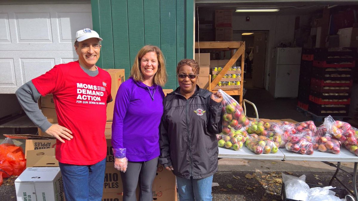 Arkinetics_Inc's tweet image. 138 hours! That's the collective amount of community service our staff has put in as part of our #GiveBackMoveForward campaign to celebrate 30 years in business! Here's a few pics of our staff out and about. #30years30hours