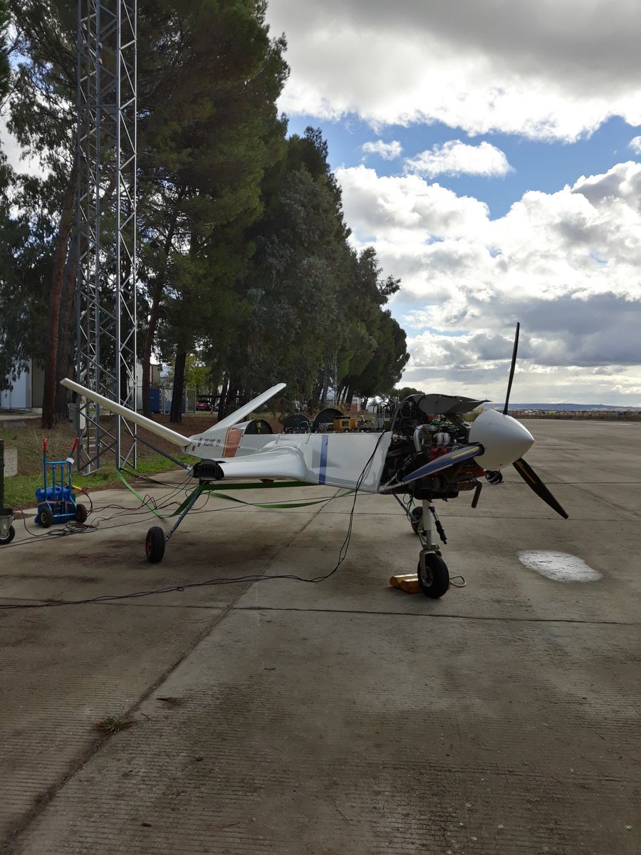 AeroCuriosity's tweet photo. Hoy he tenido la suerte de que en @intaespana me cuenten cómo y qué están haciendo en cuanto a desarrollo de UAVs. ¡Muy increible lo que ahora mismo hay en vanguardia!

En la foto el MILANO, nada más y nada menos que 950kg de UAV. #UAV #INTA #Aeronautica #Drone #RPAS #Engeenering https://t.co/PcCND4gVrz
