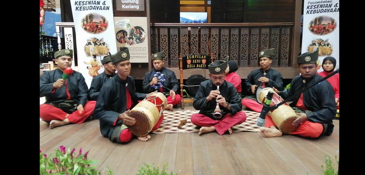 SeniRelaBakti's tweet photo. Persembahan gendang silat dan pertunjukkan silat gayong petani di kluster Kampung Pisang dan rumah Kedah
#MAHA2018 #MAHA2018my #agrotourism #madamabeles #gendangsilat #gendangsilatkedah https://t.co/hwnHEOJj8A