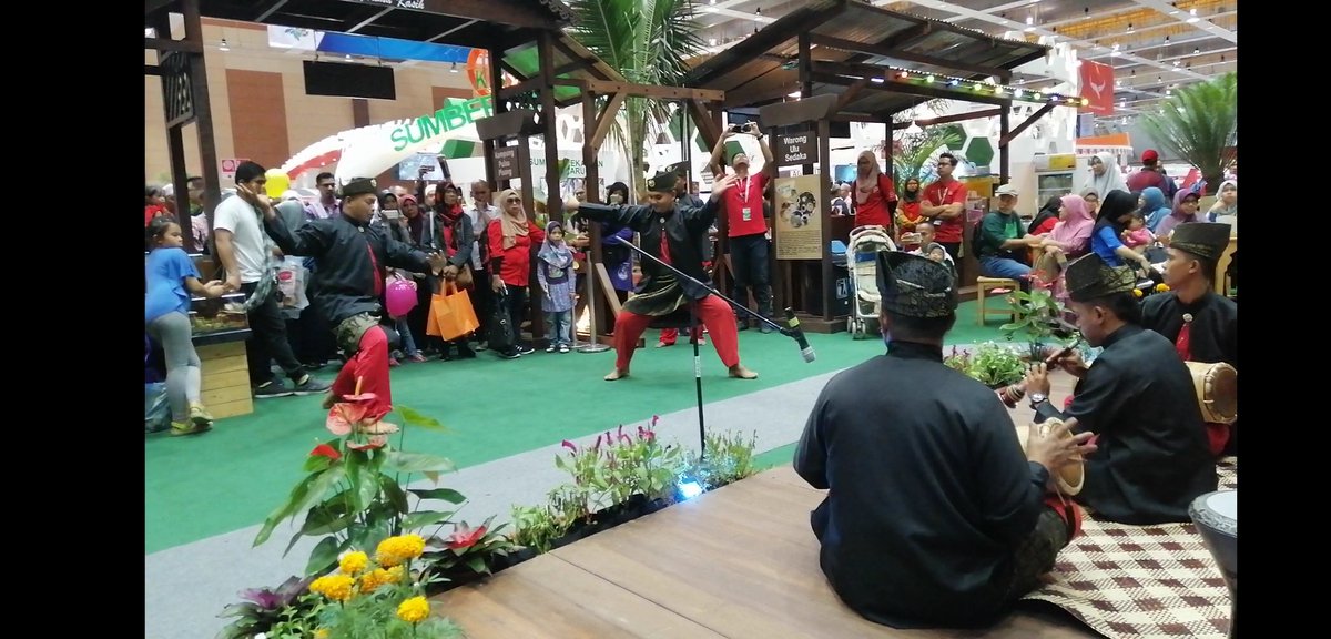SeniRelaBakti's tweet photo. Persembahan gendang silat dan pertunjukkan silat gayong petani di kluster Kampung Pisang dan rumah Kedah
#MAHA2018 #MAHA2018my #agrotourism #madamabeles #gendangsilat #gendangsilatkedah https://t.co/hwnHEOJj8A