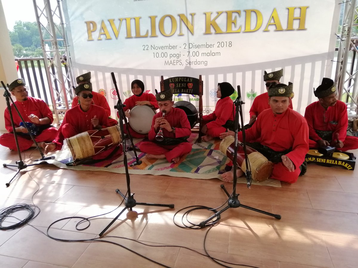 SeniRelaBakti's tweet photo. Persembahan gendang silat dan pertunjukkan silat gayong petani di kluster Kampung Pisang dan rumah Kedah
#MAHA2018 #MAHA2018my #agrotourism #madamabeles #gendangsilat #gendangsilatkedah https://t.co/hwnHEOJj8A
