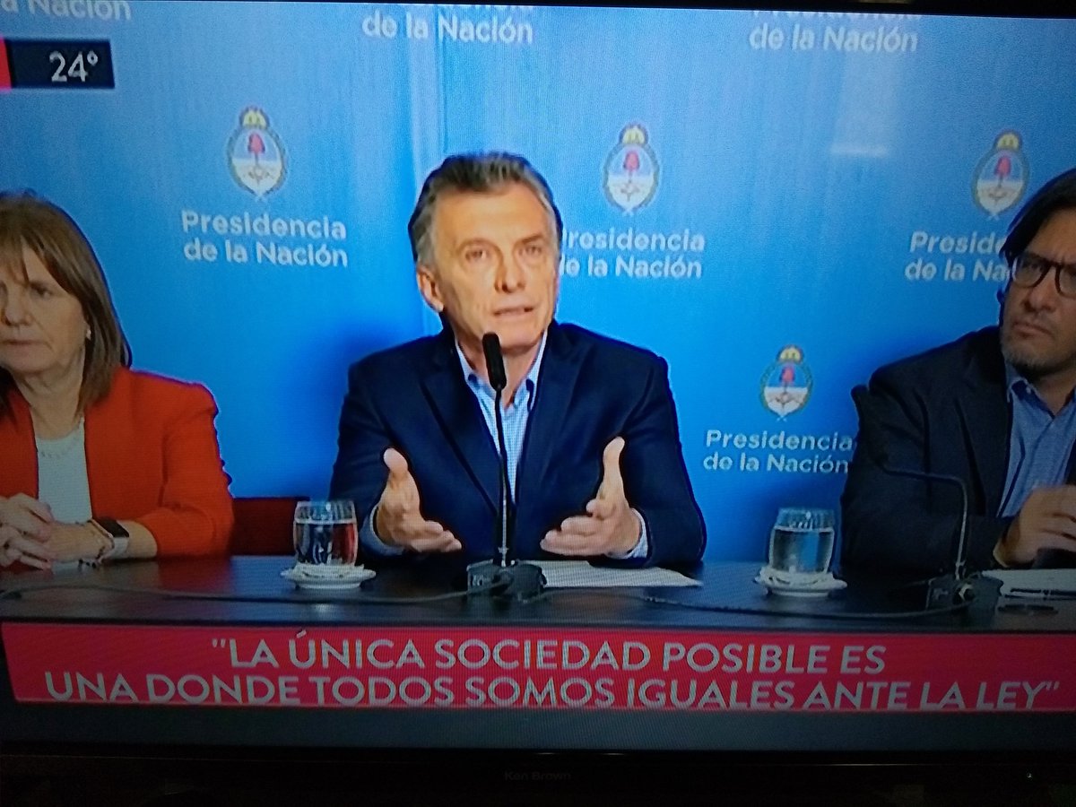 SiquierVera's tweet photo. URGENTE Habla el presidente @mauriciomacri
La única sociedad posible es donde somos todos iguales ante la Ley
No es razonable que haya que militarizar la ciudad por un espectáculo deportivo
Hay una parte d la dirigencia que apaña estas cosas
NO ENTIENDO LA REACCIÓN DE LA
JUSTICIA https://t.co/WhanE2YAqh