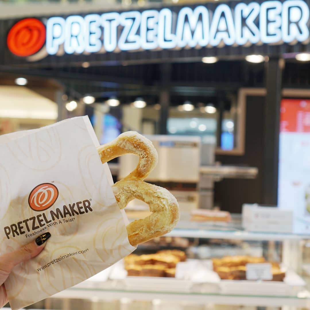 Pretzelmaker's tweet photo. GIVEAWAY: Our kind of #CyberMonday deal is fresh-baked, salted and FREE! Reply tagging your favorite shopping buddy for a chance to win a FREE #Pretzel https://t.co/G1065kBJuB ๐ท: https://t.co/hdt6kfQSHv #Pretzelmaker https://t.co/kMnqVkyq6j