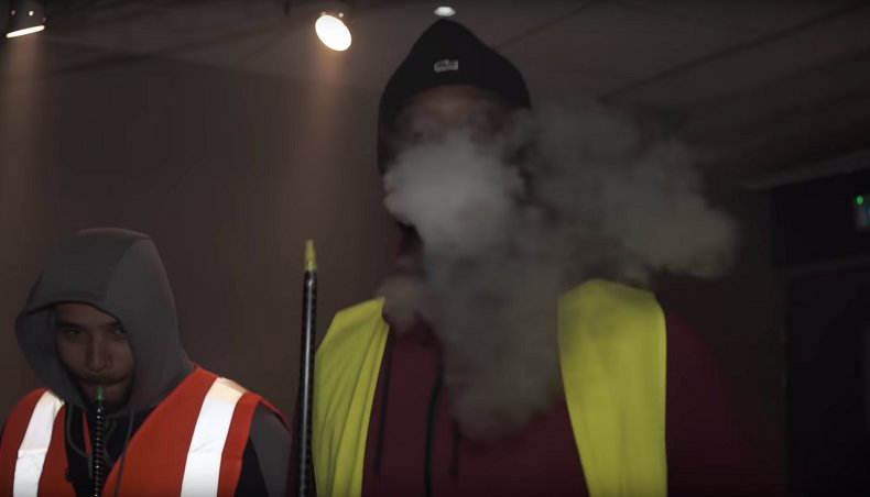 RTenfrancais's tweet photo. Chichas et «#Macron, démission !» : un clip d'afrobeat sur les #GiletsJaunes fait le buzz (VIDEO)
#MacroDemission #KoppJohnson
➡️ https://t.co/Vj7A9qYpcV https://t.co/wKGnJtGzW9