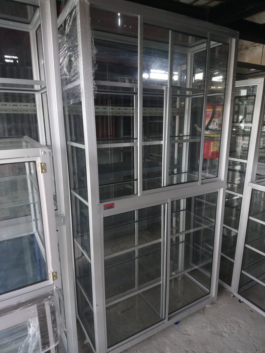 Vitrina de aluminio y vidrio de 100 de ancho, 195 de alto y 42 de fondo con 5 repisas, 4 puertas, 2 chapas y ruedas #Calidad #vitrinas #aluminio #vidrio #Guayaquil 👍🏻