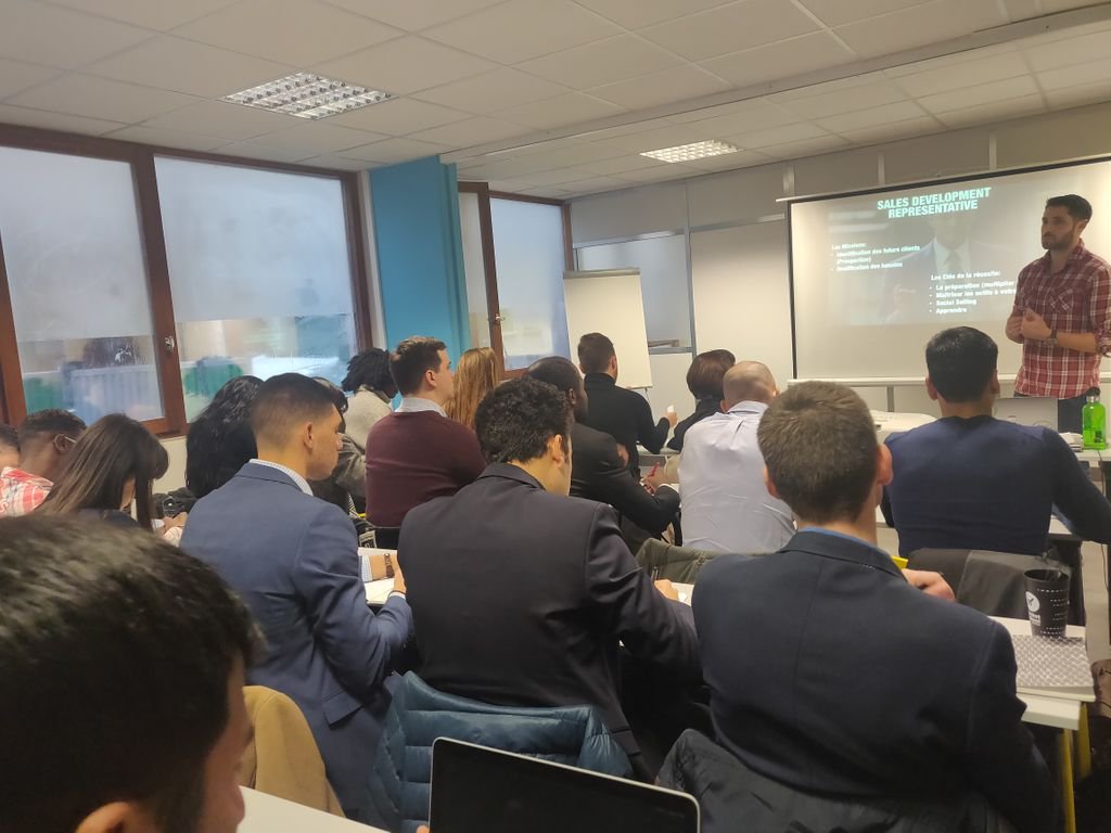 rocketschoolfr's tweet photo. C'est la rentrée à Rocket School ! Les étudiants ont pu découvrir les parcours variés des uns et des autres et rencontrer des professionnels dès le premier jour.
#RocketLaunched #DigitalBusinessDeveloper #learningbydoing https://t.co/UF7W0yzFZk