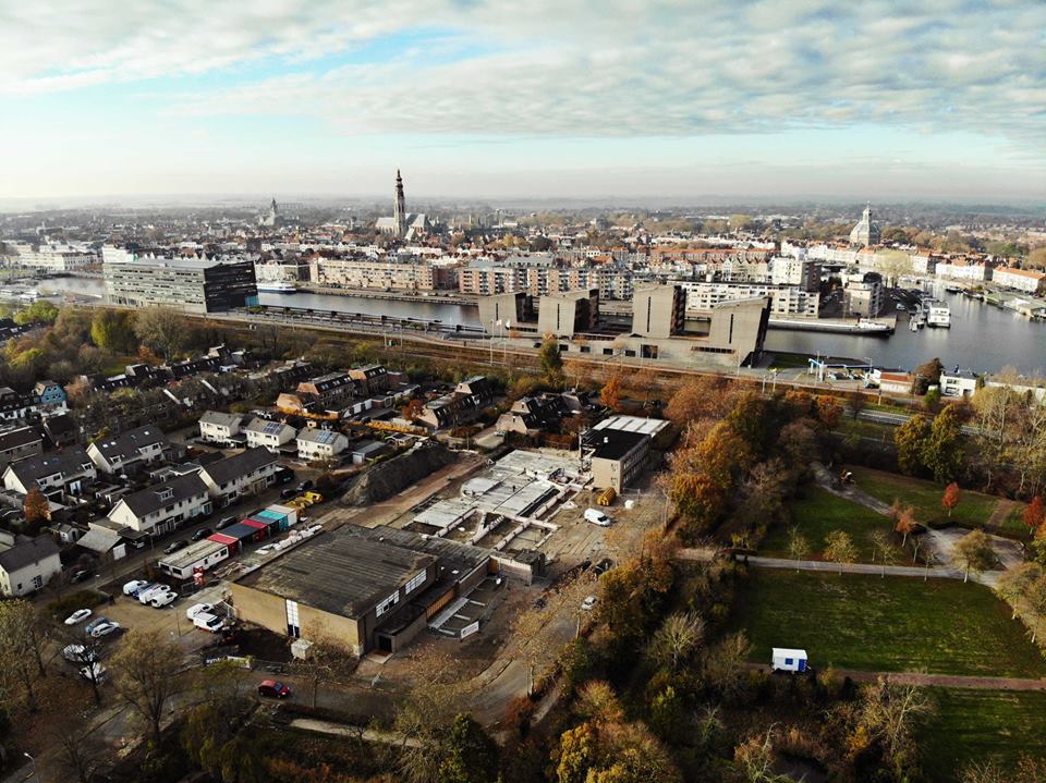 Tijdens opnames voor het #CalvijnCollege hadden we een prachtig beeld met de skyline van <a href="/middelburg/">Middelburg</a> op de achtergrond.

Benieuwd wat wij op gebied van drone opnames voor u kunnen betekenen? Neem dan een kijkje op originmedia.nl